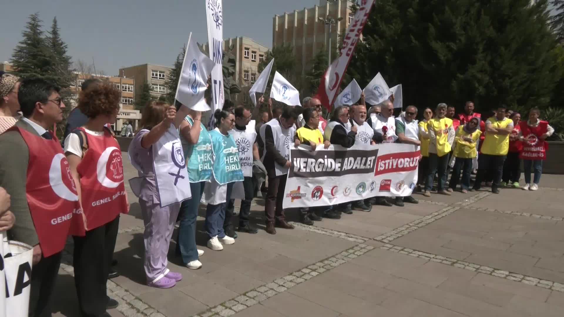 ANKARA'DA SAĞLIK EMEK-MESLEK ÖRGÜTLERİNDEN 'VERGİ' PROTESTOSU: "CUMHURBAŞKANI, İŞÇİLERİN ERKENDEN ÜST VERGİ DİLİME GİRMESİNİ ENGELLEMEMİŞTİR"