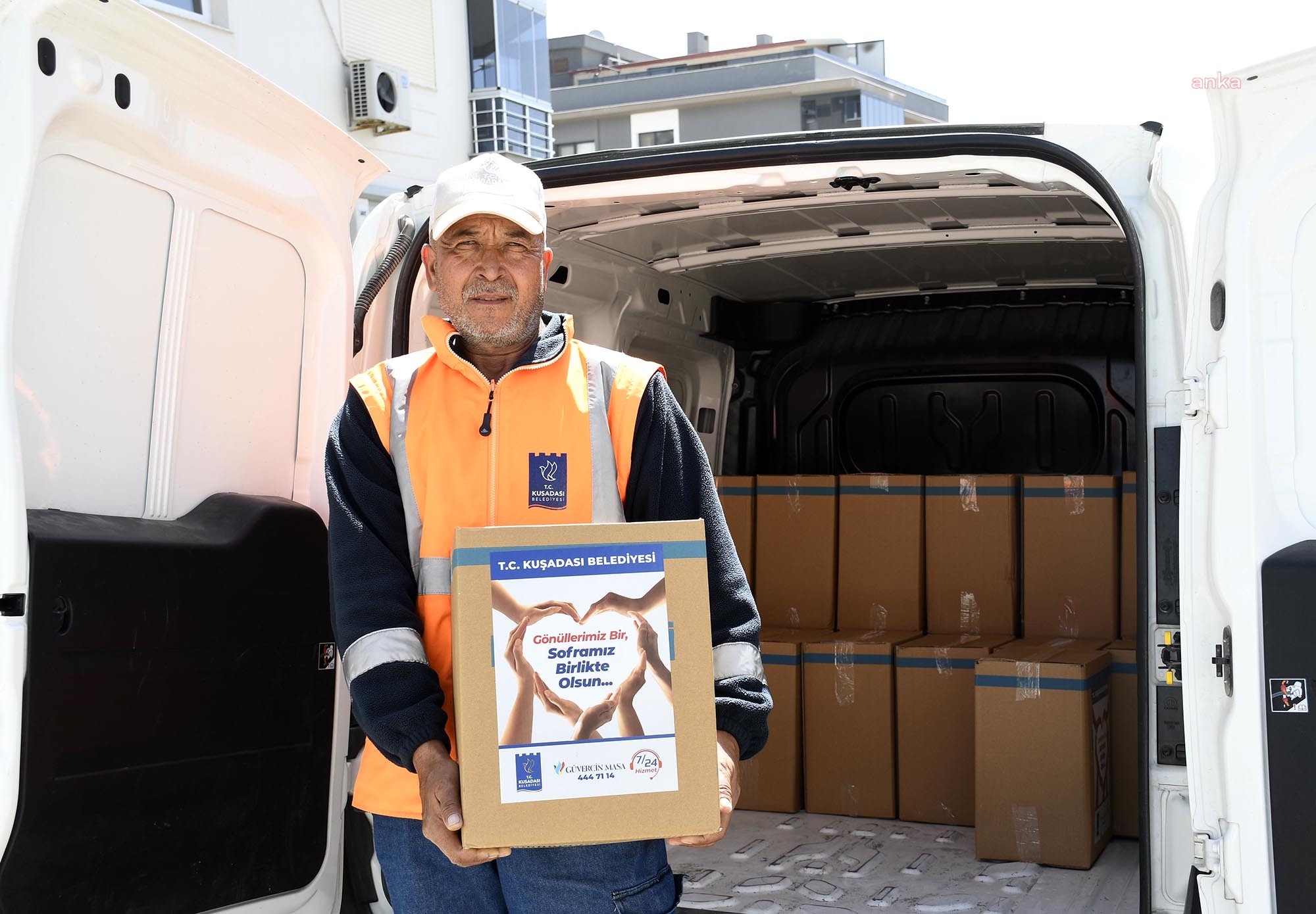 KUŞADASI BELEDİYESİ, GIDA YARDIM PAKETLERİNİ VATANDAŞLARA ULAŞTIRIYOR