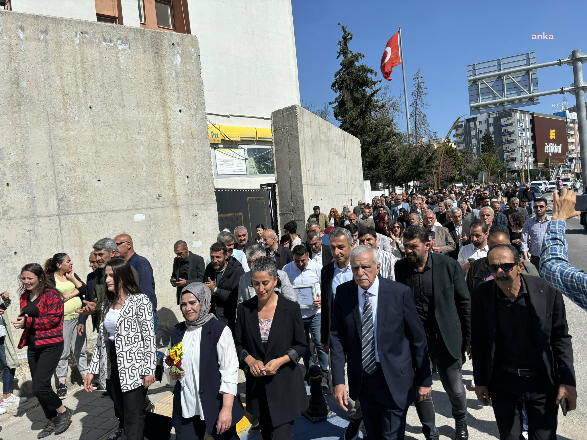 DEM PARTİLİ AHMET TÜRK MAZBATASINI ALDI