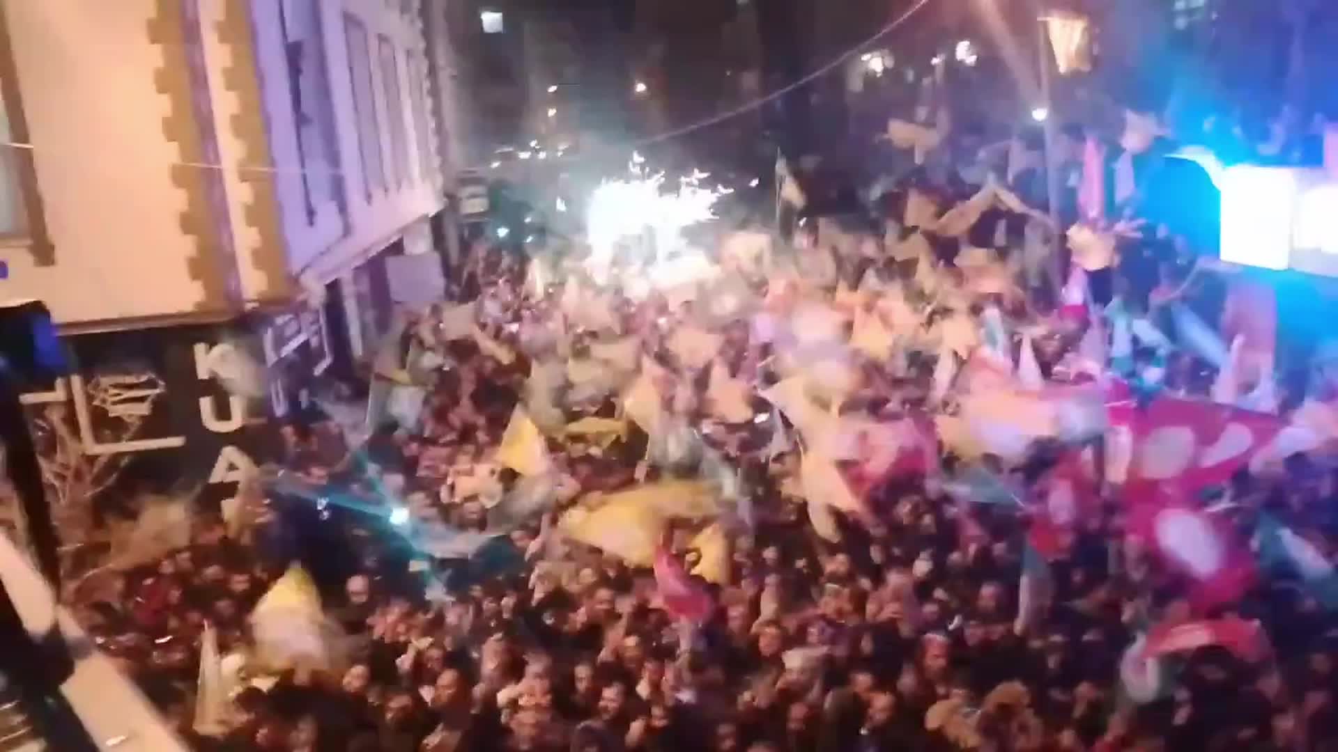 VAN'DA, YSK'NIN ZEYDAN KARARI DEM PARTİ İL BAŞKANLIĞI ÖNÜNDE KUTLANDI