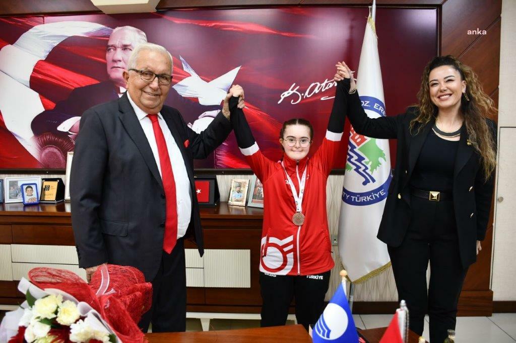 KDZ. EREĞLİ BELEDİYE BAŞKANI POSBIYIK, BAŞARILI SPORCU ZEYNEP TUNCAY'I AĞIRLADI