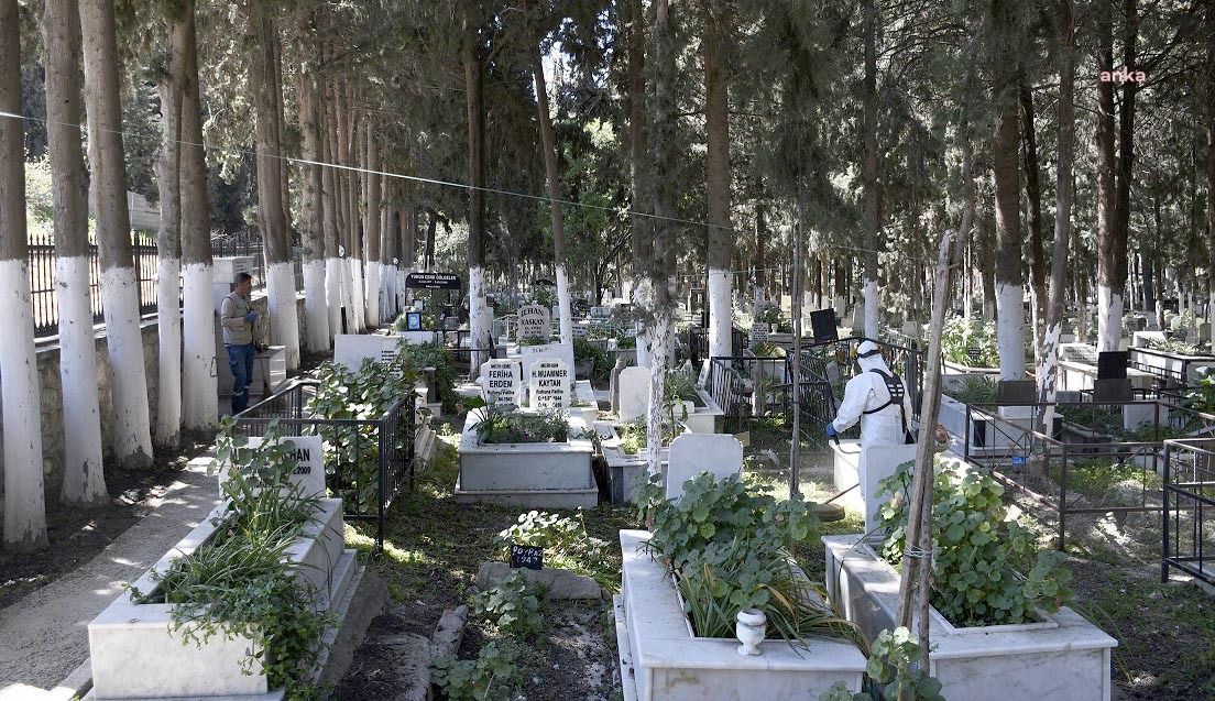 KUŞADASI BELEDİYESİ EKİPLERİ, MEZARLIKLARI RAMAZAN BAYRAMI’NA HAZIRLIYOR