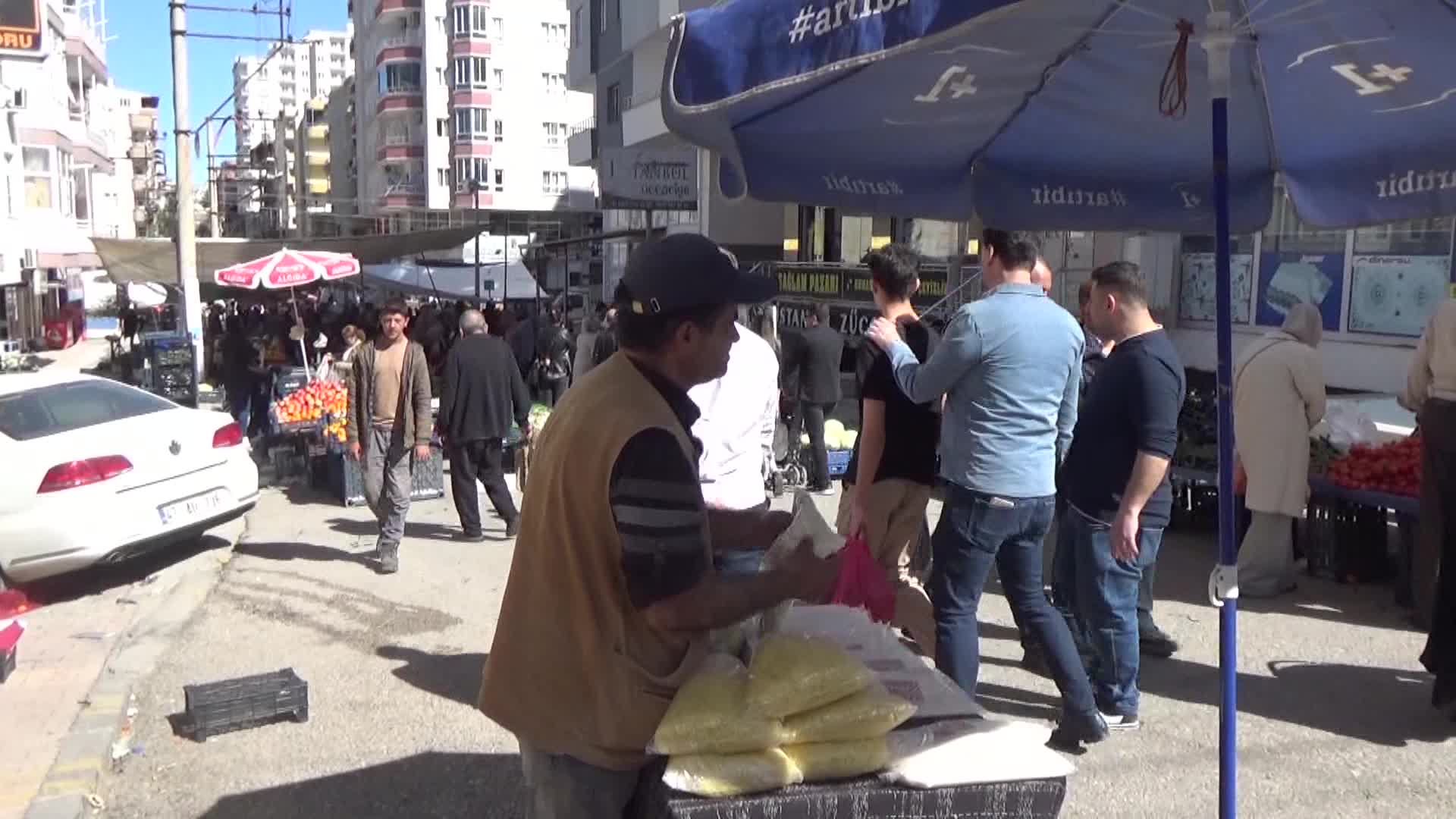 MARDİN'DE ENGELLİ VATANDAŞ EMEKLİ MAAŞI YETMEDİĞİ İÇİN PROTEZ BACAKLA PAZARDA ÇALIŞIYOR