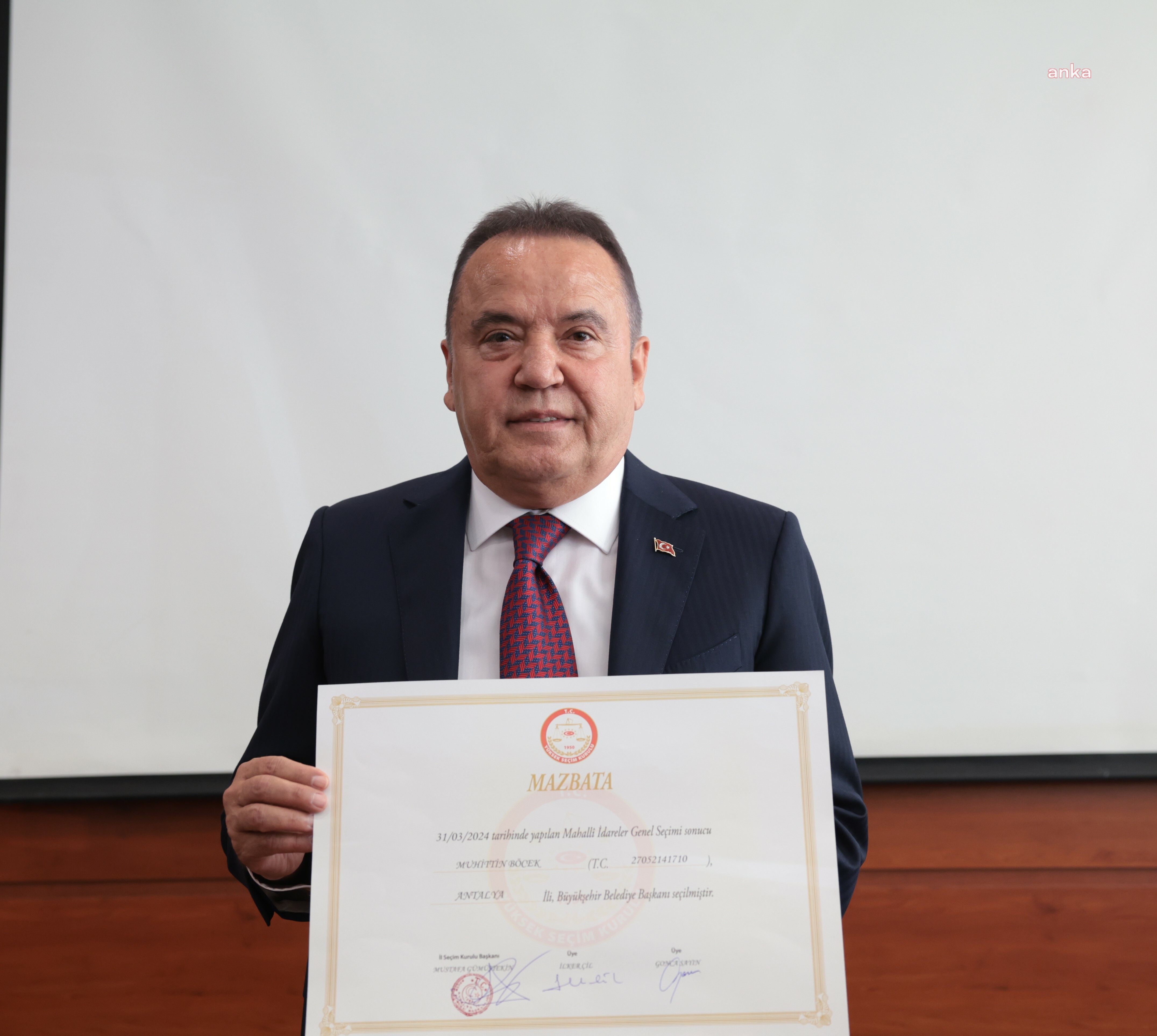 MUHİTTİN BÖCEK, MAZBATASINI ALDI: “SEÇİMLERİ DEMOKRASİ KAZANDI, ANTALYA KAZANDI”
