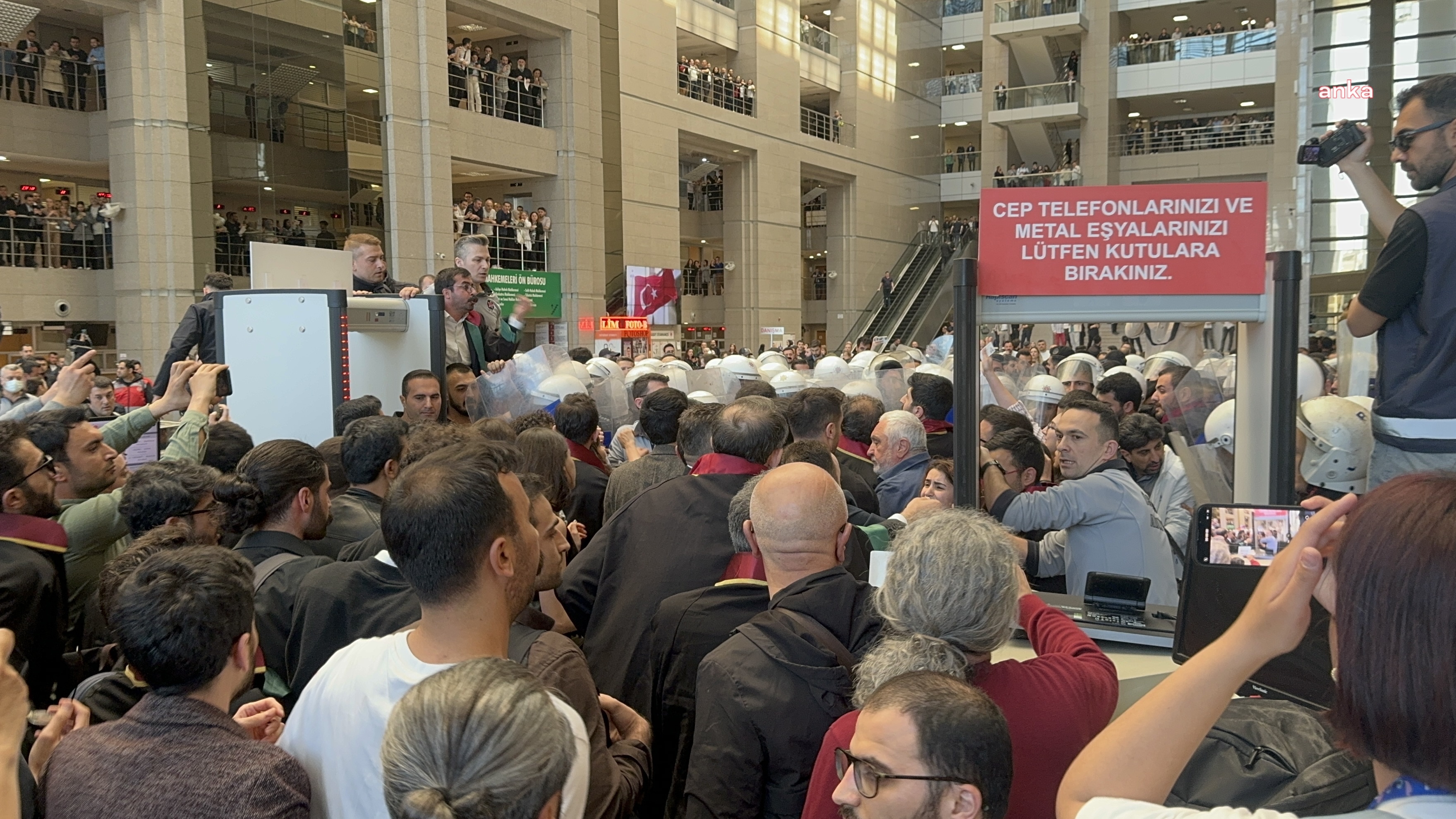 İSTANBUL BAROSU, BASIN AÇIKLAMASI YAPMAK İSTEYEN AVUKATLARA ŞİDDET UYGULAYAN POLİSLERİN CEZALANDIRILMASINI İSTEDİ