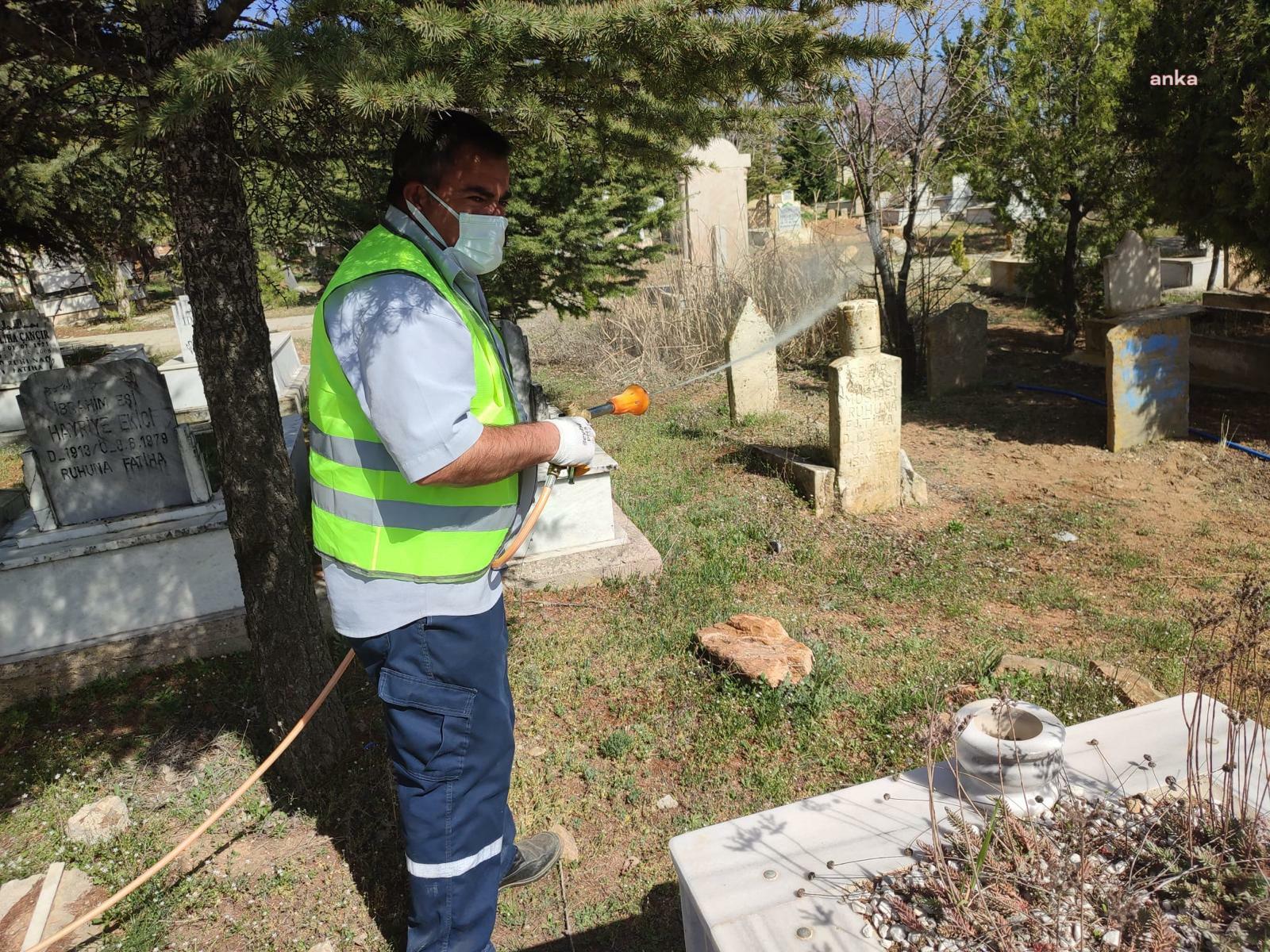 KIRŞEHİR BELEDİYESİ'NDEN BAYRAM ÖNCESİ, MEZARLIKLARDA TEMİZLİK VE BAKIM ÇALIŞMASI
