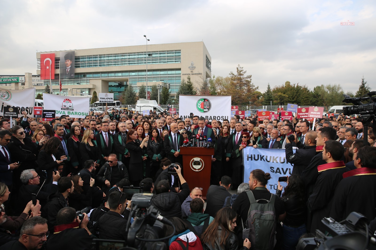 TÜRKİYE BAROLAR BİRLİĞİ VE 81 BARODAN ORTAK AÇIKLAMA: “AVUKAT İÇİN ADALETİN SAĞLANMADIĞI BİR 5 NİSAN AVUKATLAR GÜNÜ DAHA GEÇİRMEYİ KABUL ETMİYORUZ”