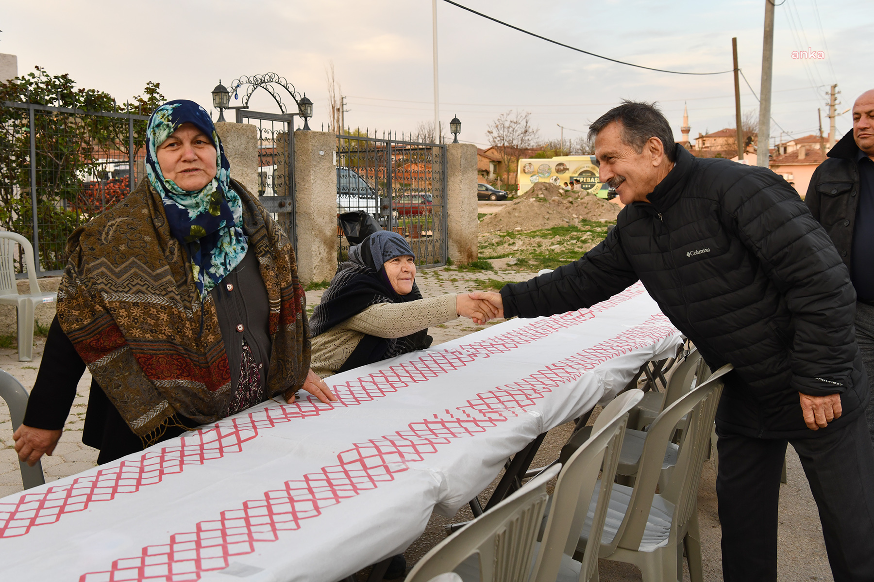 TEPEBAŞI BELEDİYESİ, FARKLI MAHALLELERDE İFTAR SOFRALARI KURMAYI SÜRDÜRÜYOR