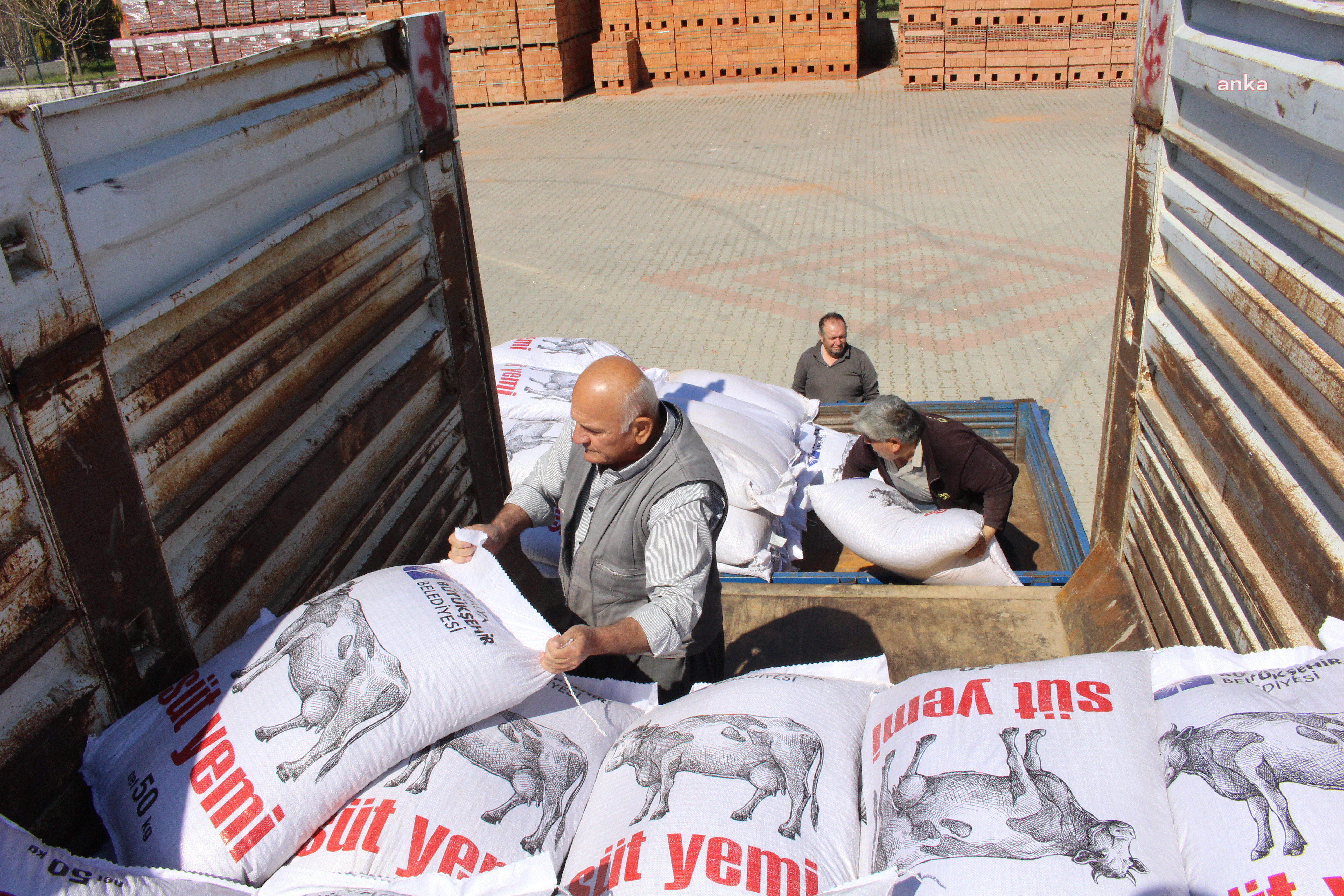 ANTALYA BÜYÜKŞEHİR BELEDİYESİ’NİN SÜT YEMİ DESTEĞİ SÜRÜYOR