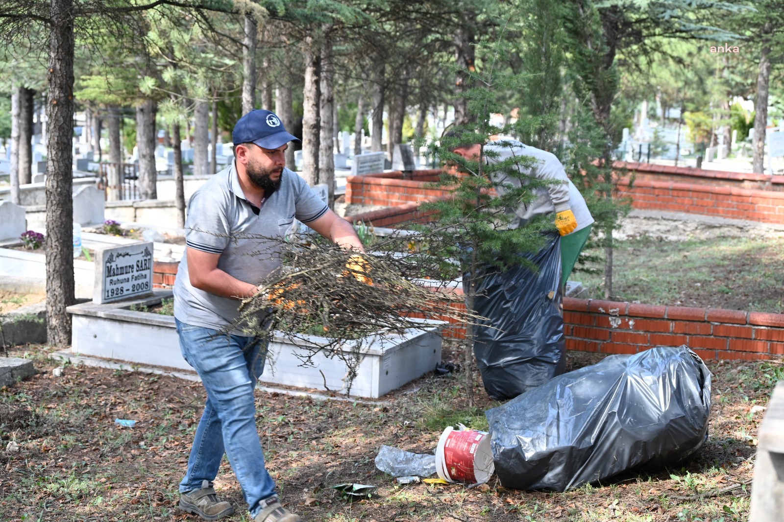 BOZÜYÜK BELEDİYESİ, İLÇE MEZARLIĞINI BAYRAM ZİYARETLERİ İÇİN HAZIRLIYOR
