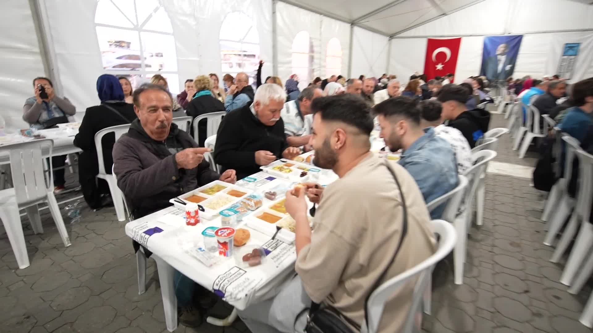 AKP SEÇİMİ KAYBEDİNCE KADIKÖY’DEKİ İFTAR ÇADIRINI KALDIRDI