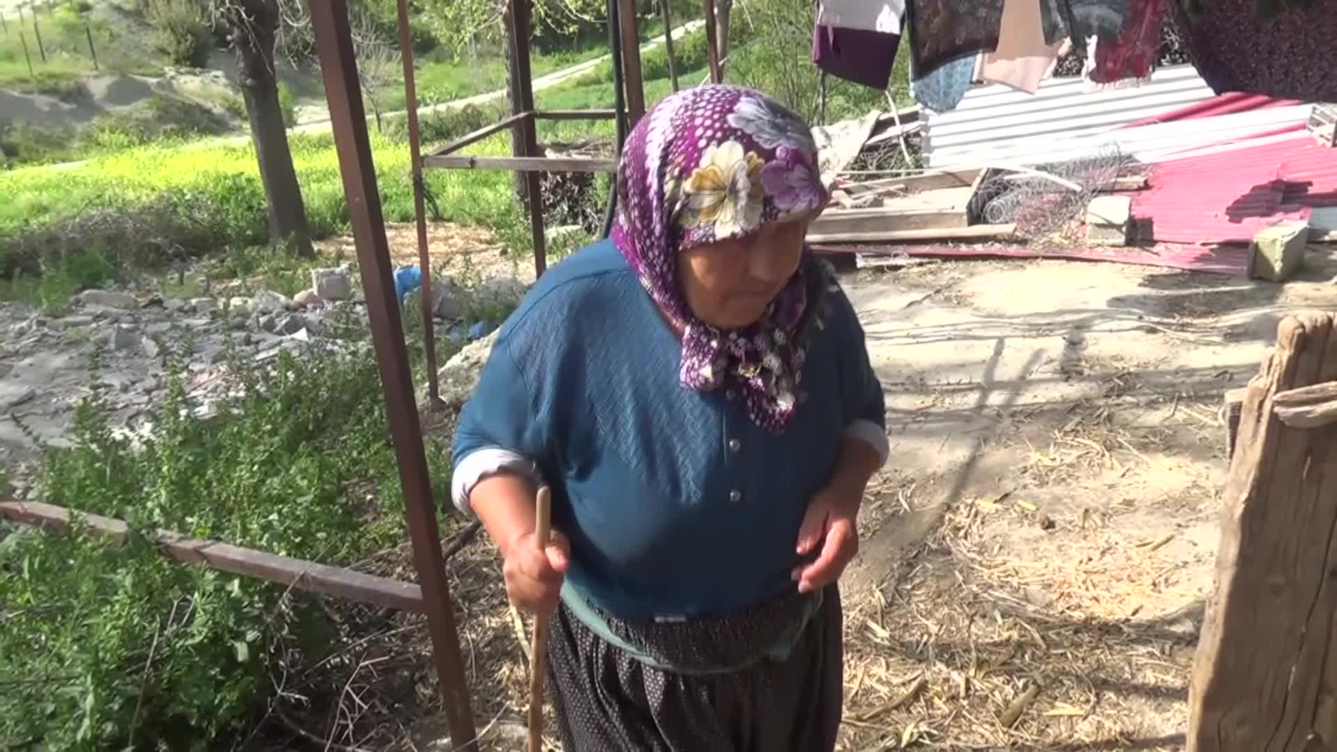 OSMANİYE SUMBAS'TA AHIRIN BİTİŞİĞİNDEKİ KULÜBEDE YAŞAYAN DEPREMZEDE: "HER ŞEYİMİZ VARDI, EVİMİZ YIKILINCA HER DÜZENİMİZ BOZULDU"