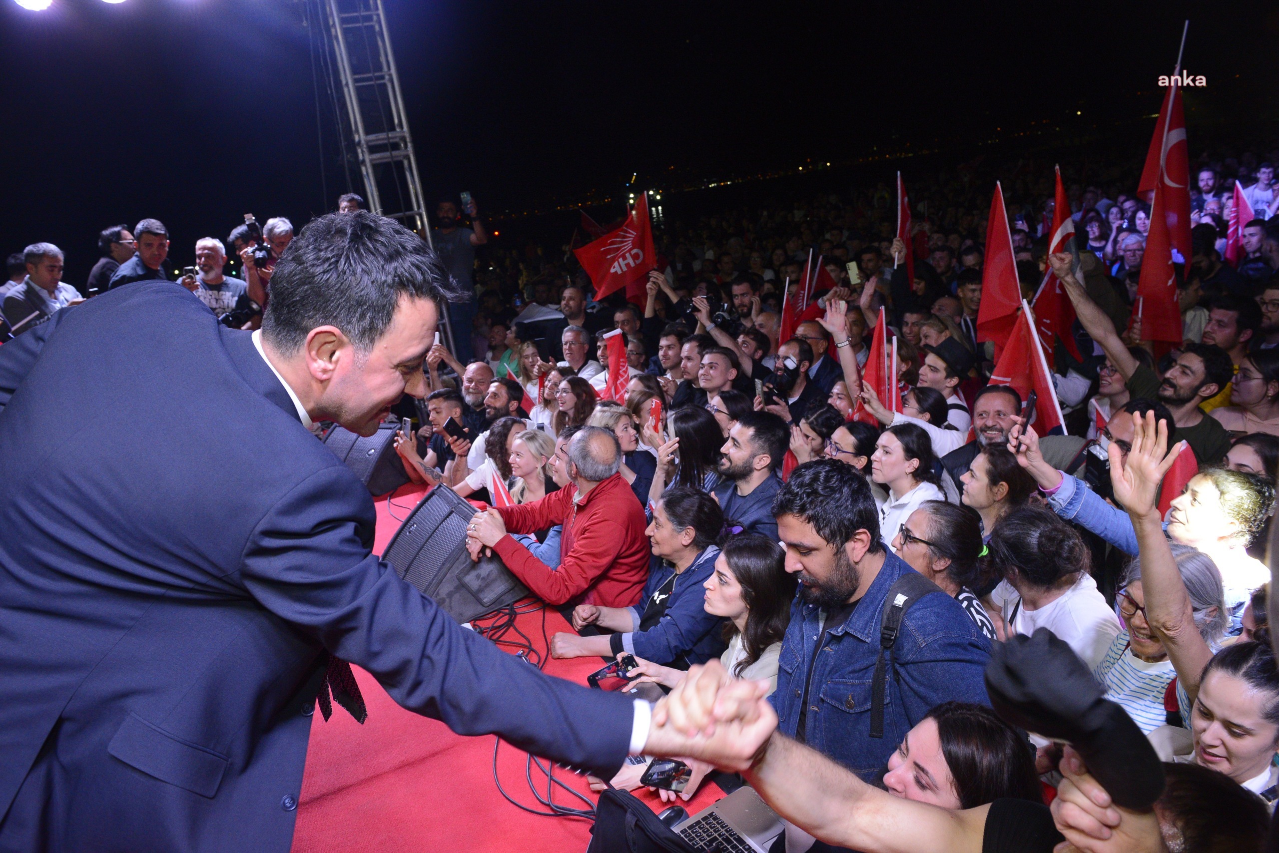 BAŞKAN ÖNAL’DAN DAYANIŞMA ÇAĞRISI:  “TEBRİK ÇİÇEKLERİNİZ DESTEĞE DÖNÜŞSÜN”
