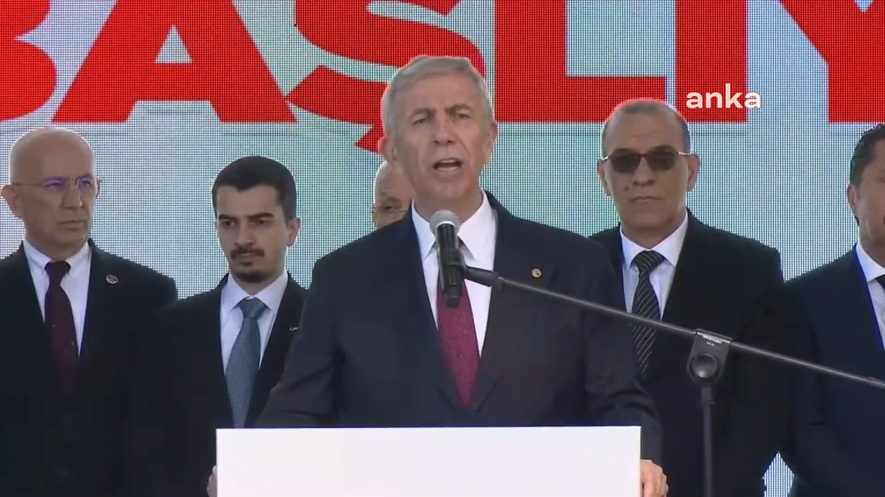 İSTANBUL VALİLİĞİ: RESTORANDA ASKER ÜNİFORMALI SERVİS YAPAN 3 KİŞİ GÖZALTINA ALINDI, SINIRDIŞI EDİLECEK