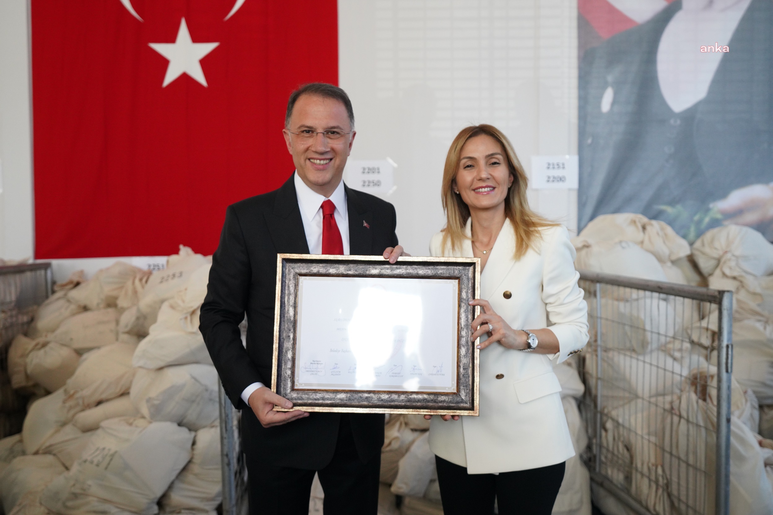 BEYLİKDÜZÜ BELEDİYE BAŞKANLIĞINA YENİDEN SEÇİLEN ÇALIK, MAZBATASINI ALDI