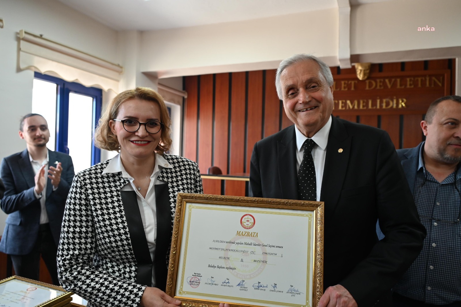 BOZÜYÜK BELEDİYE BAŞKANLIĞINA YENİDEN SEÇİLEN BAKKALCIOĞLU, MAZBATASINI ALARAK GÖREVİNE BAŞLADI