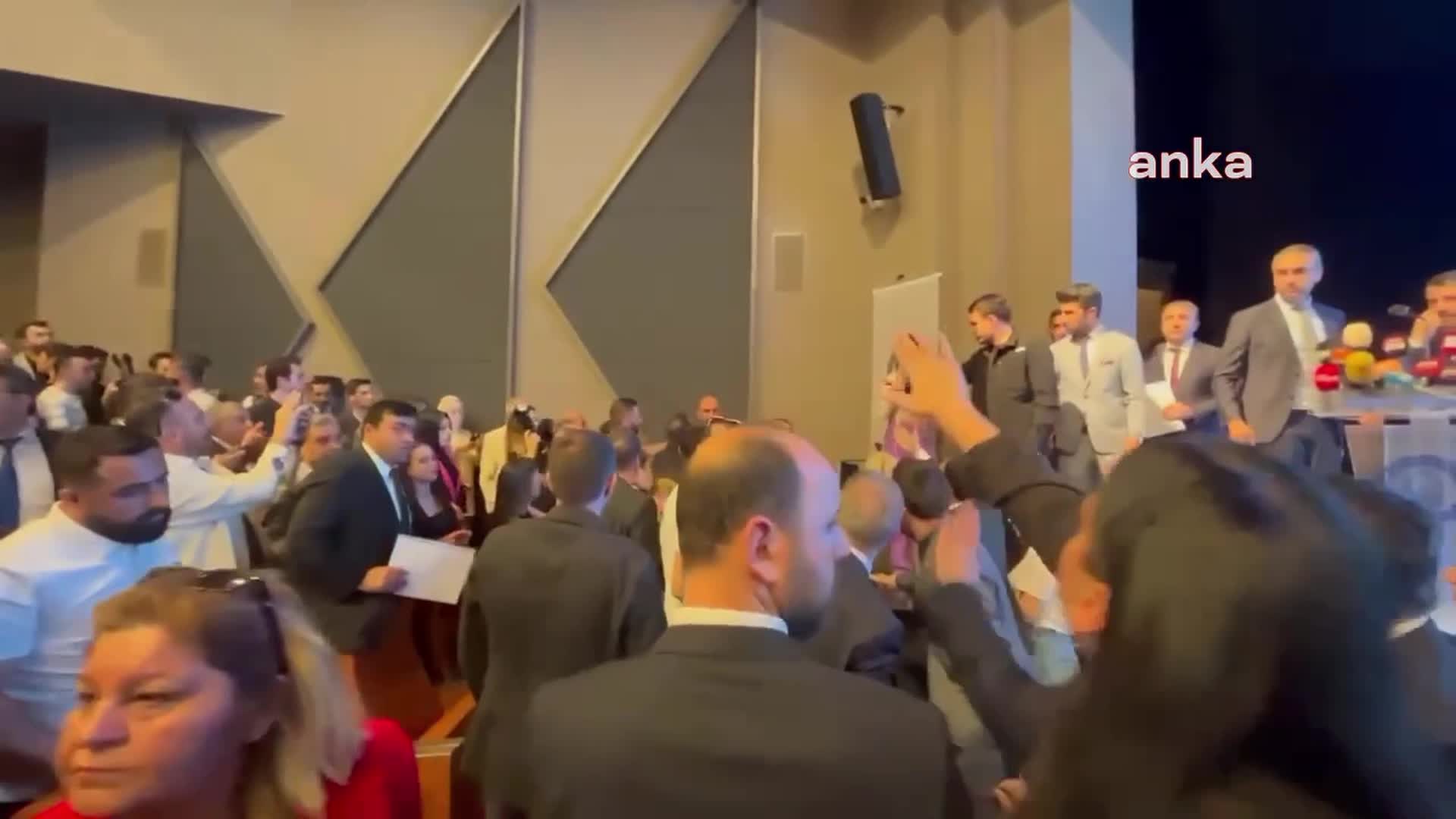 BURSA YILDIRIM'DAKİ  MAZBATA TÖRENİNDE AKP'Lİ MECLİS ÜYESİ CHP'Lİ MECLİS ÜYESİNİ DARP ETTİ