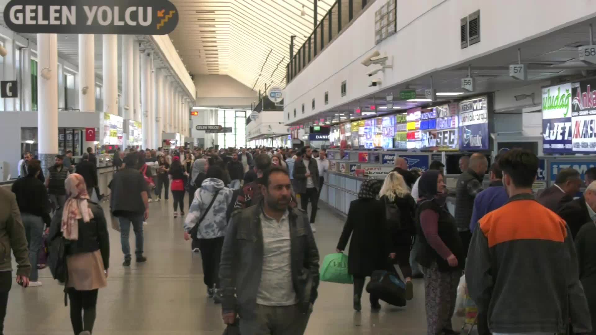 RAMAZAN BAYRAMI TATİLİ BAŞLADI... VATANDAŞ BİLET FİYATLARINA TEPKİLİ: "BİLET FİYATLARI İNANILMAZ ARTMIŞ. YÜZDE 100 ORANINDA BİR ARTIŞ VAR"