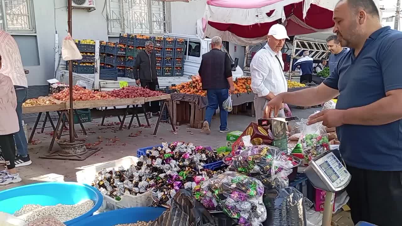 SEMT PAZARINDA ÇALIŞAN KADİRLİLİ EMEKLİ: "GEÇEN SENE ALDIĞIM BAYRAMLIĞIMI GİYECEĞİM"