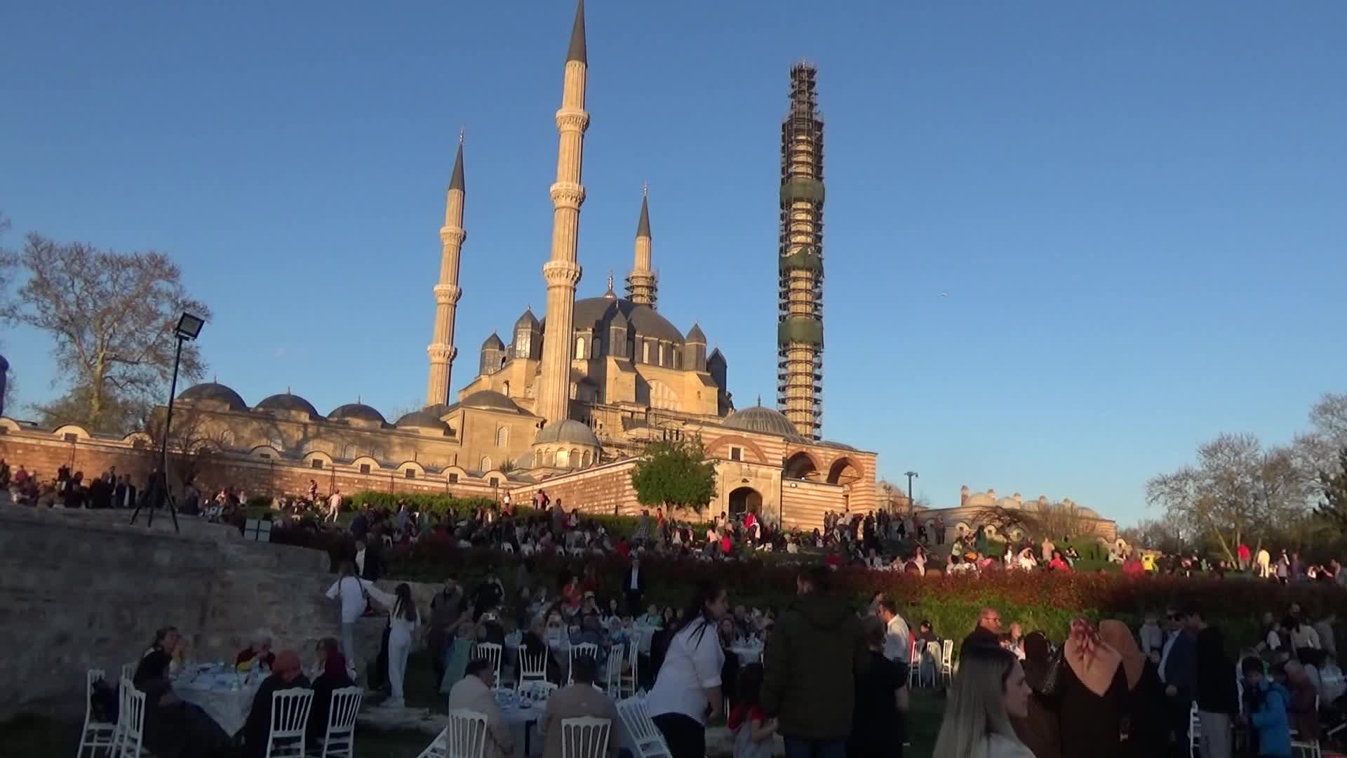 EDİRNE SELİMİYE MEYDANI'NDA 7 BİN KİŞİ İFTAR YAPTI