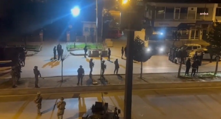 GÜROYMAK’TA SEÇİM GERGİNLİĞİ SÜRÜYOR: 14 GÖZALTI, 5 POLİS YARALANDI