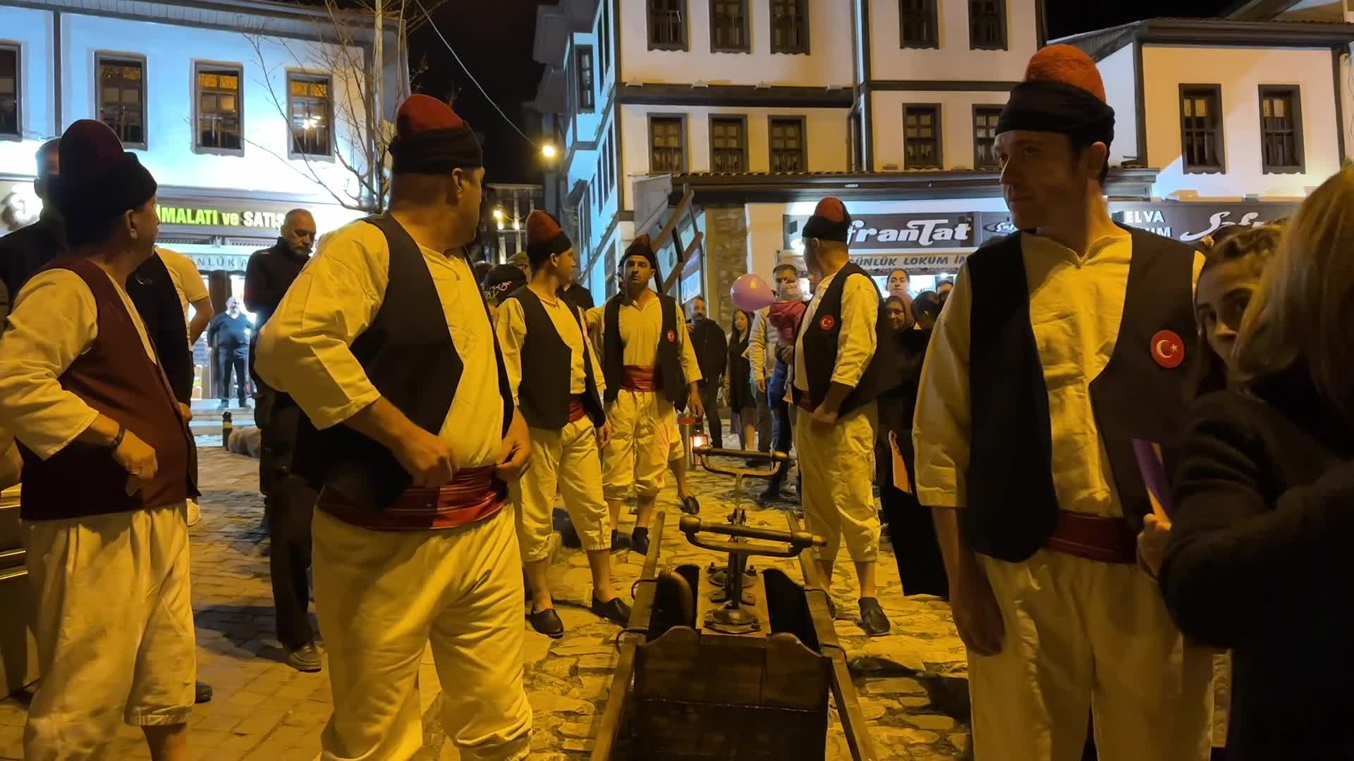 SAFRANBOLU'DA İTFAİYE ERLERİ, TULUMBACI KIYAFETLERİ İLE TARİHİ ÇARŞI'DA GÖSTERİ YAPTI