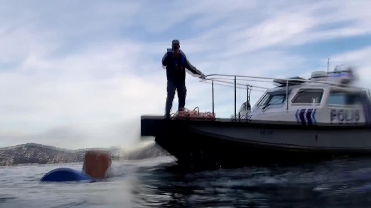 İSTANBUL'DA KAÇAK AVLANAN 3 TON MİDYE DENİZE DÖKÜLDÜ