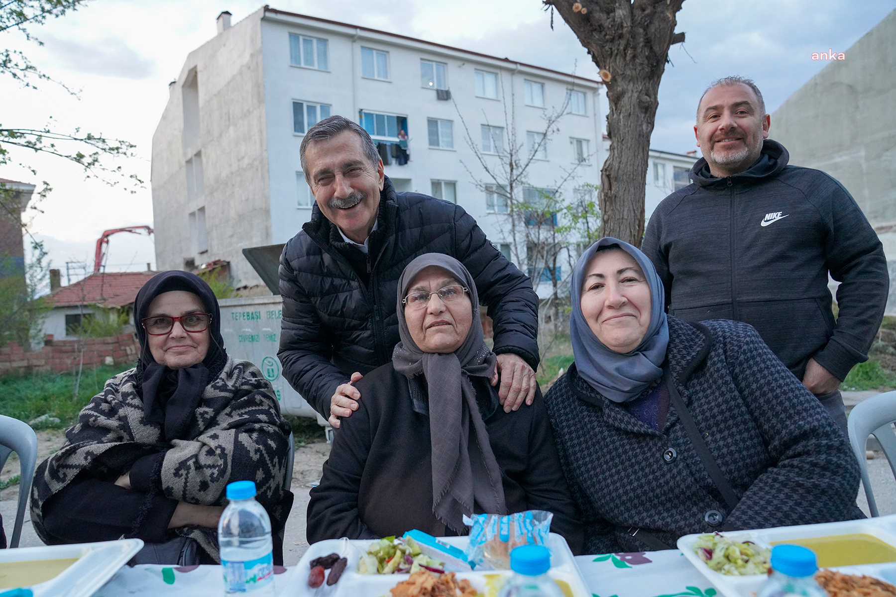 TEPEBAŞI'NIN ZİNCİRLİKUYU MAHALLESİ SAKİNLERİ İFTARDA BİR ARAYA GELDİ
