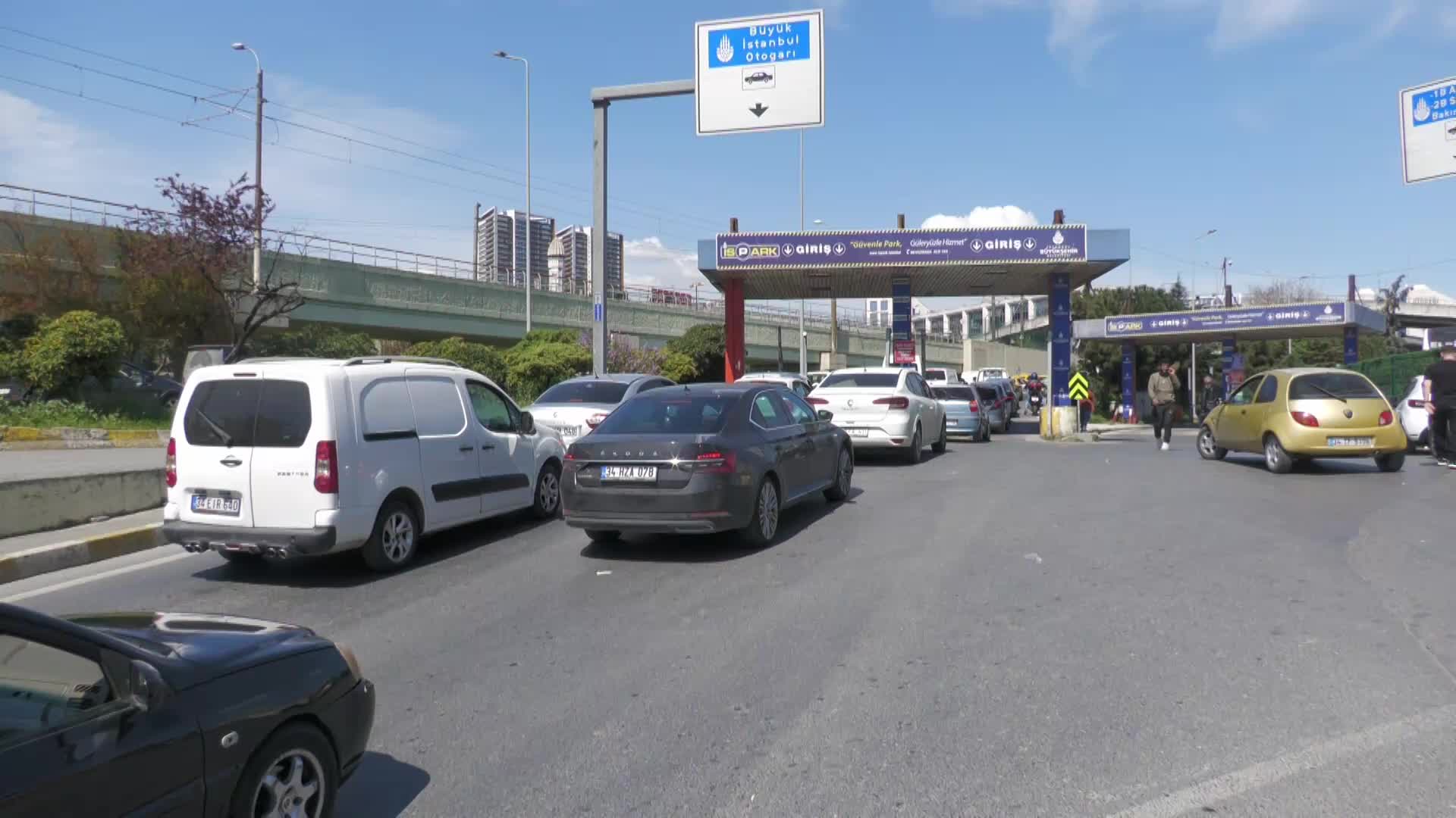 ESENLER OTOGARI’NDA BAYRAM YOĞUNLUĞU... YURTTAŞ: “AÇIK ARTIRMAYLA GİDİYOR BİLETLER”