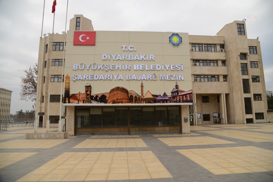 DEM PARTİ’DEN  DİYARBAKIR’DA BAŞKAN SEÇİLEN SERRA BUCAK’IN MAZBATASINI ALACAĞI YARIN İÇİN BELEDİYE MECLİSİ TOPLANTISI KOYAN BELEDİYE BAŞKAN VEKİLİ SU’YA TEPKİ: “ALACAĞINIZ HİÇBİR KARARI TANIMIYORUZ”