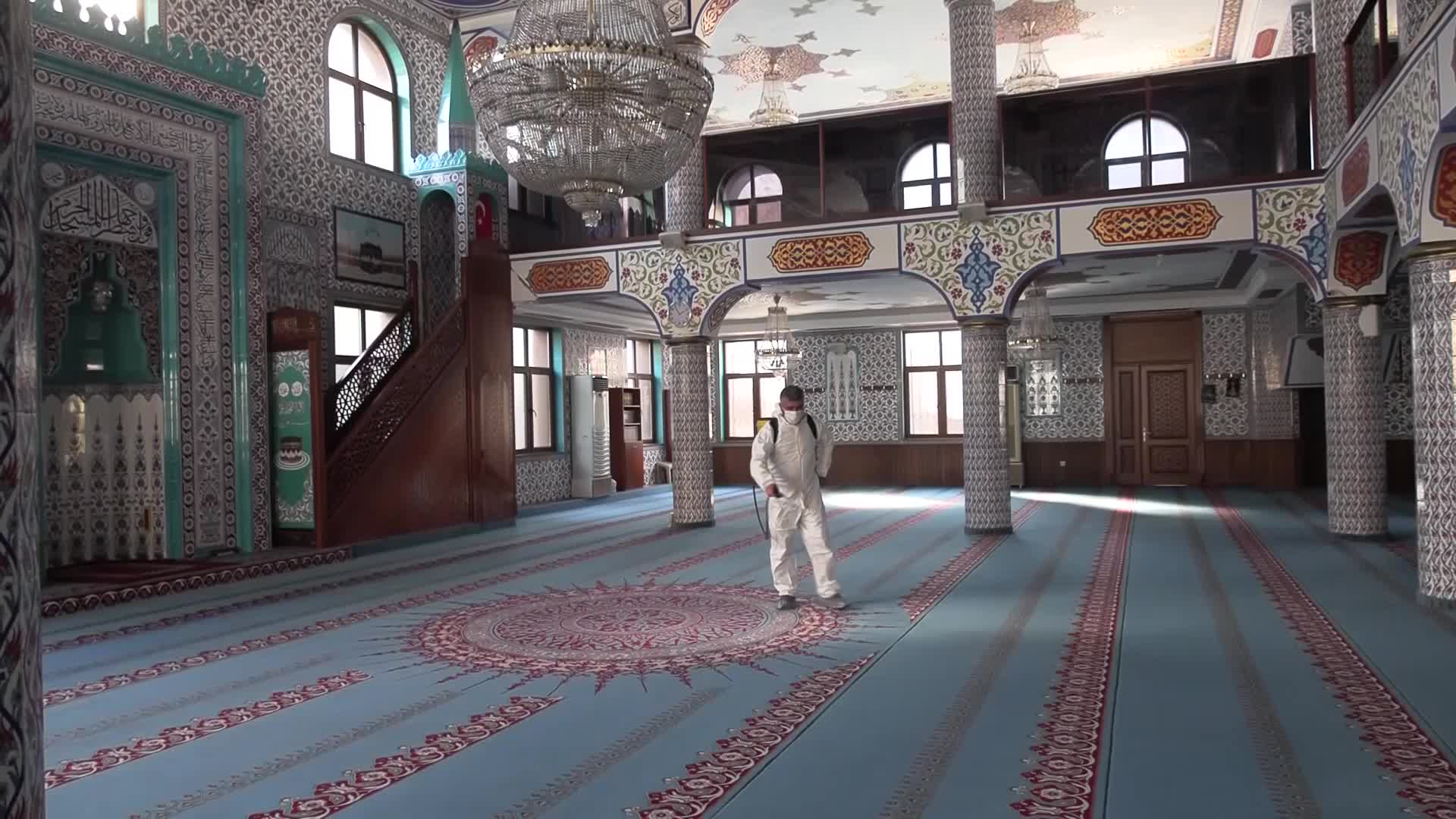 BAYRAKLI’DA CAMİLER BAYRAMA HAZIR