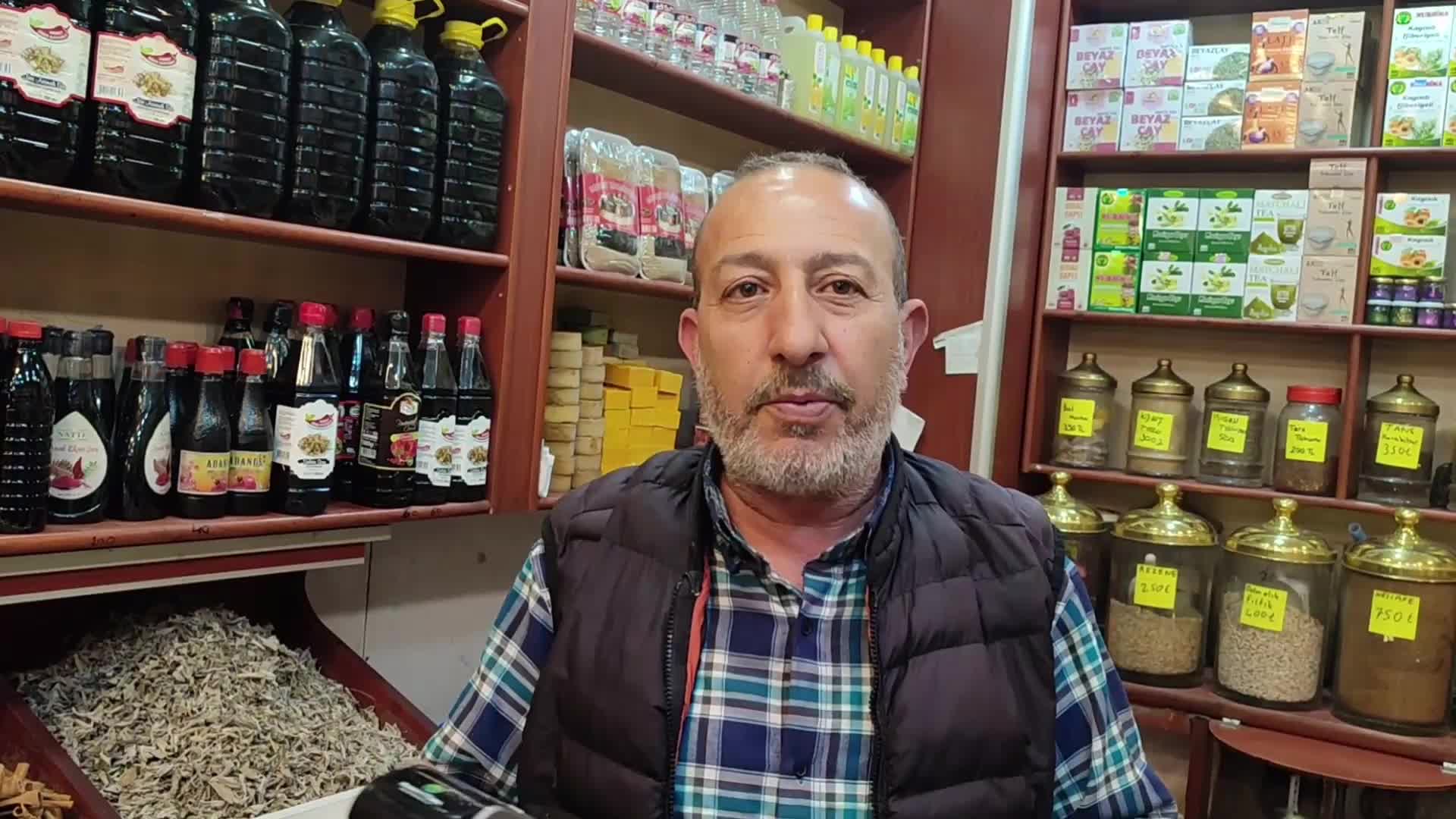 ELAZIĞ'LI ESNAF: "İNSANLAR TATLI YAPMAK İÇİN CEVİZ ALAMIYOR, KIRIK CEVİZE YÖNELİYORLAR"