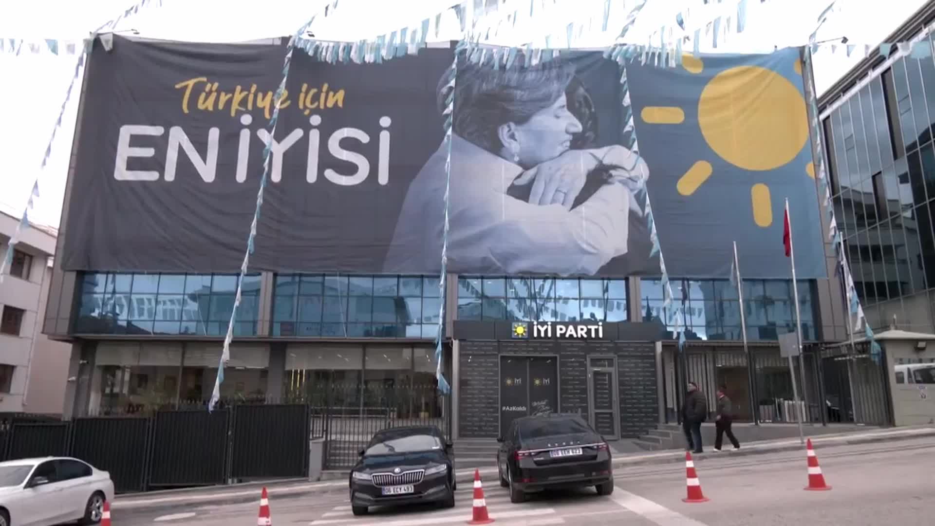 MERAL AKŞENER, GENEL MERKEZDEKİ MAKAM ODASINDA BULUNAN ÖZEL EŞYALARINI TOPLATTI