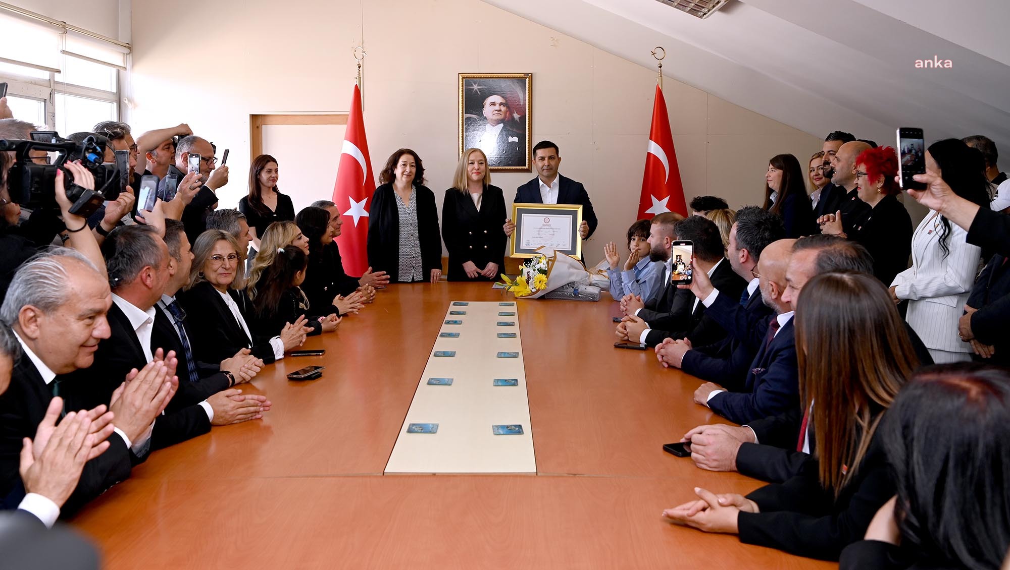 ÖMER GÜNEL, MAZBATASINI ALDI: “KUŞADASI BU SEÇİMİ KENDİSİNE YAKIŞTIĞI GİBİ TAMAMLADI”