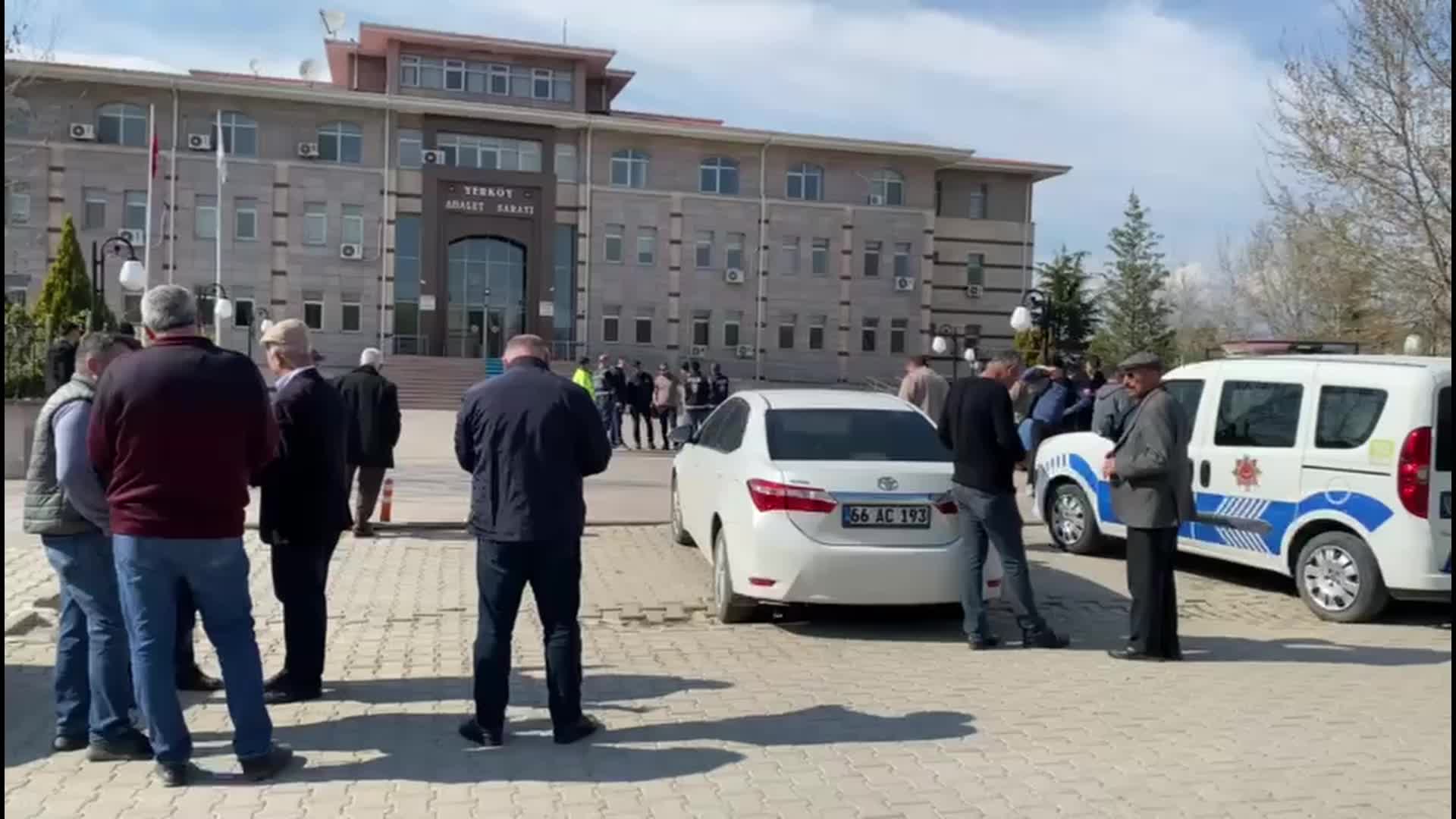 YOZGAT'TA BİR OKULDA BOŞ ZARFLAR VE YIRTILMIŞ OY PUSULALARI BULUNDU