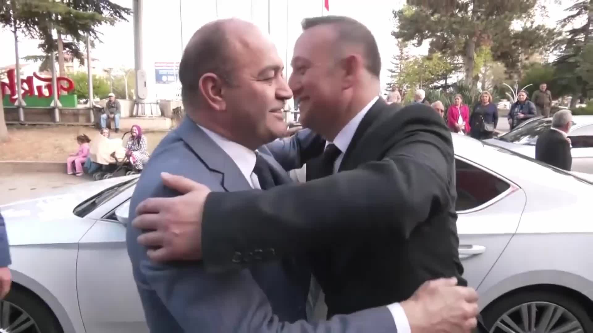 CHP GENEL BAŞKAN YARDIMCISI ÖZGÜR KARABAT, TURHAL BELEDİYE BAŞKANI MEHMET ERDEM URAL’I ZİYARET ETTİ