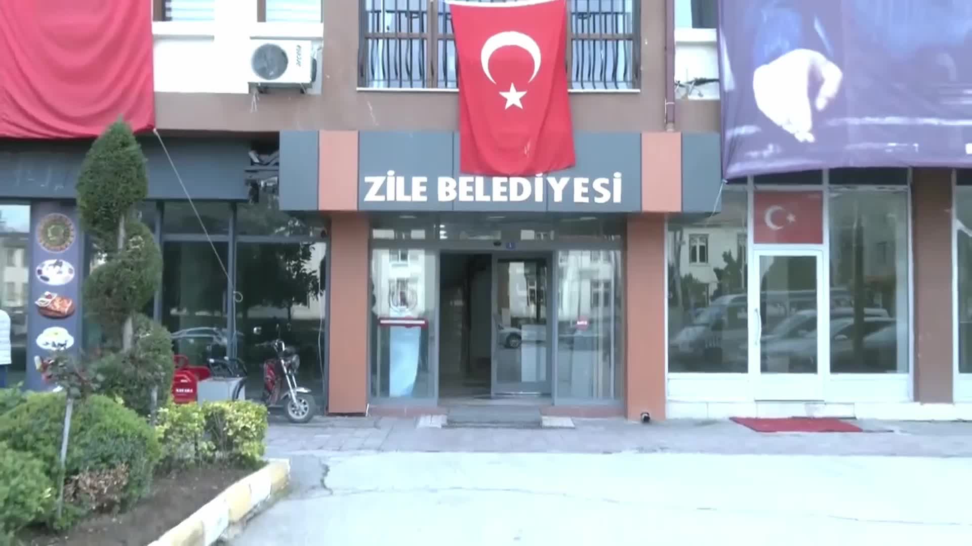 ÖZGÜR KARABAT, ZİLE BELEDİYE BAŞKANI ŞÜKRÜ SAYGIN’I ZİYARET ETTİ