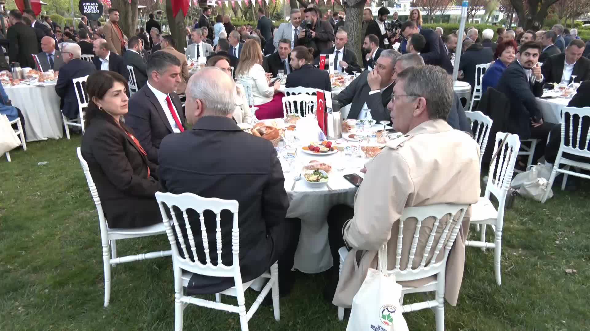 ANKARA KENT KONSEYİ, İFTAR PROGRAMI DÜZENLEDİ. MANSUR YAVAŞ: “BİZLERİN BİR FARKI OLMALI. FARKIMIZ ÖTEKİLEŞTİRMEMEK OLMALI''