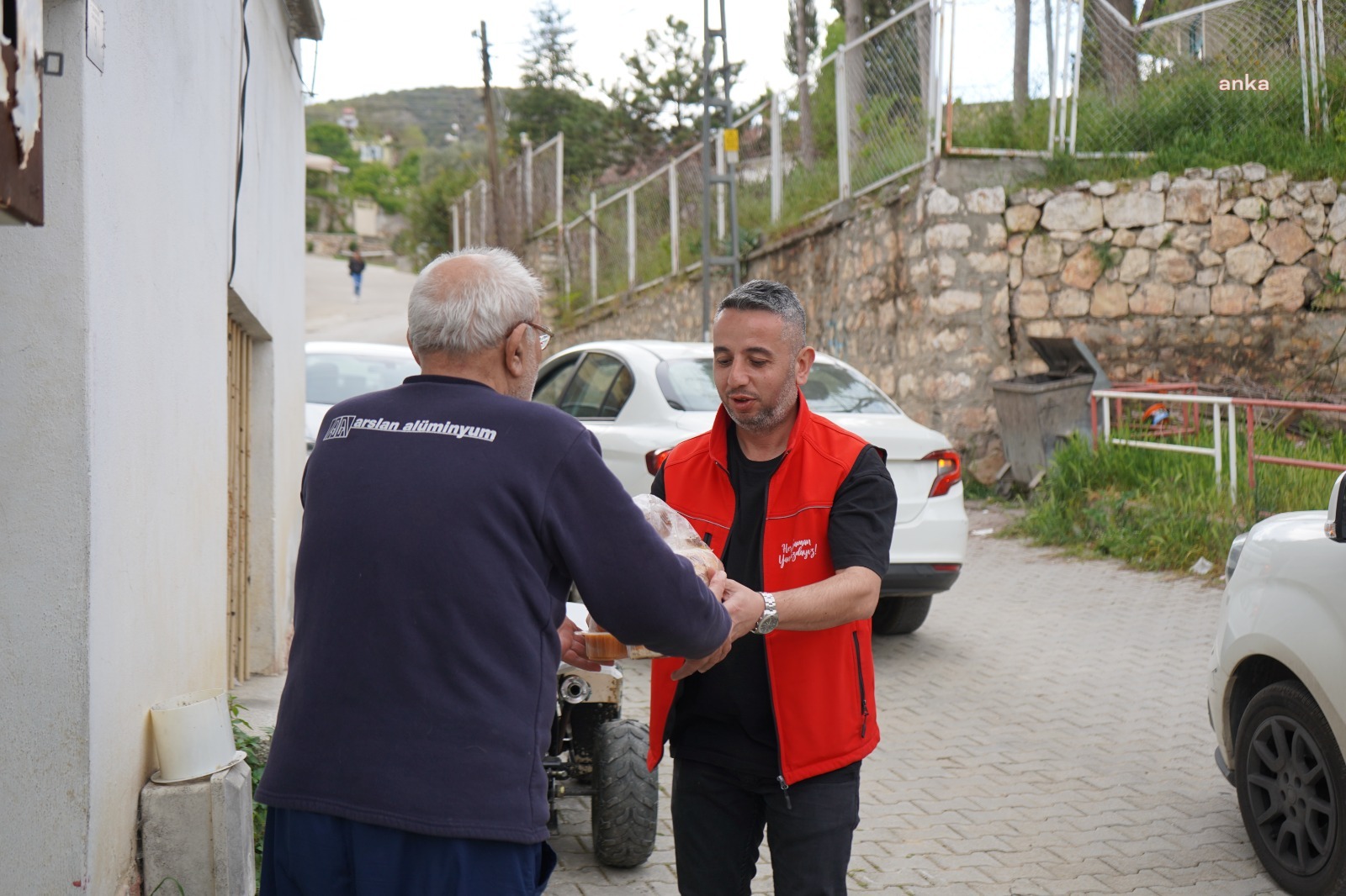 BİLECİK’TE RAMAZAN AYI BOYUNCA İHTİYAÇ SAHİBİ VATANDAŞLARIN EVLERİNE YEMEK DAĞITIMI YAPILDI