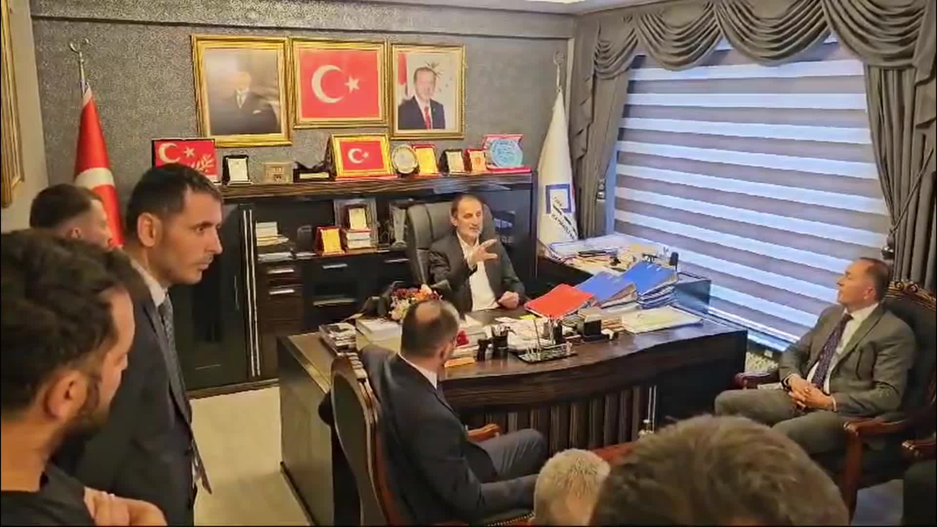 KAYNAŞLI DEVİR-TESLİM TÖRENİNDE GERGİNLİK: BELEDİYE BAŞKANI,  MHP'Lİ MİLLETVEKİLİNE ÇİÇEK FIRLATTI
