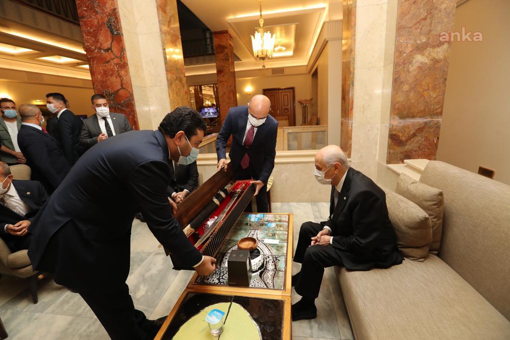DEVLET BAHÇELİ’YE FETİH SURESİNİN YAZILI OLDUĞU KILIÇ HEDİYE EDİLDİ