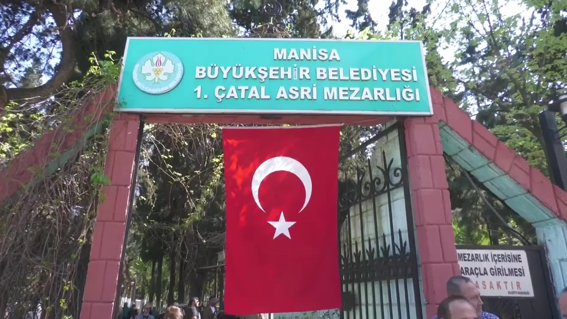 CHP LİDERİ ÖZEL'DEN MEMLEKETİ MANİSA'DA KABRİSTAN ZİYARETİ