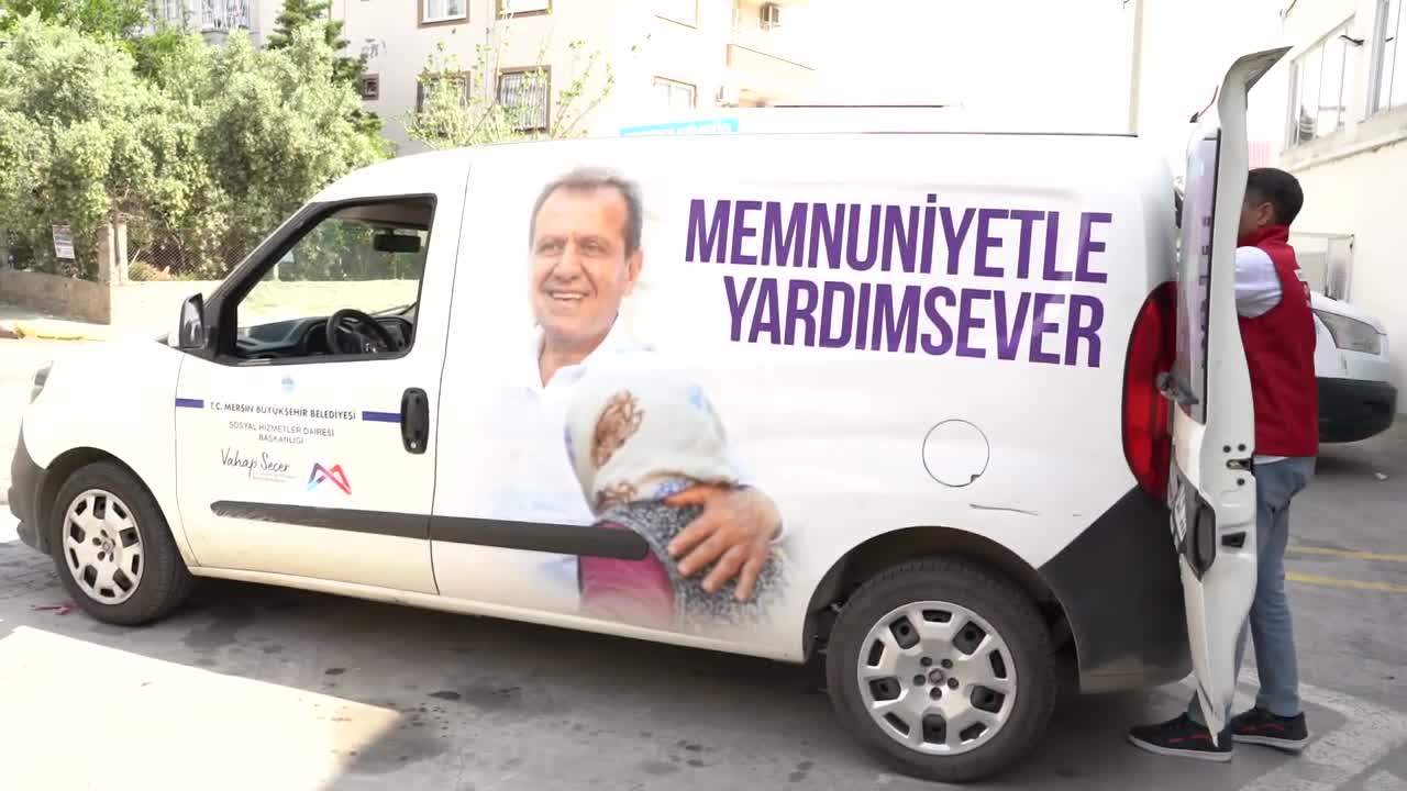MERSİN’İN HER SOKAĞINDA BÜYÜKŞEHİR’DEN ÇOCUKLARA BAYRAM HEDİYESİ