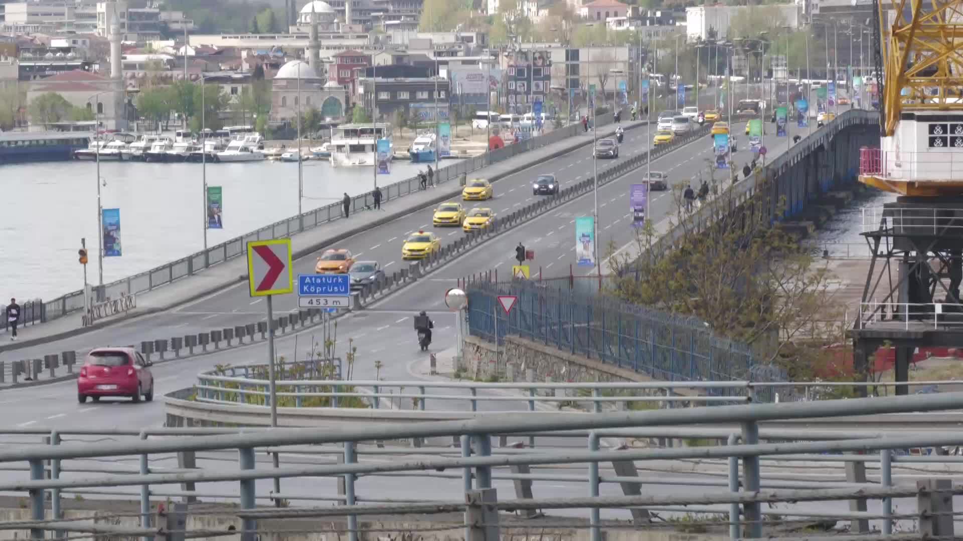 EMEKLİLERİN BAYRAMI BURUK GEÇİYOR: “İKİ KIZ TORUNUM VAR. ONLARI GİYDİREMEDİM. BUNUN ÜZÜNTÜSÜNÜ YAŞIYORUM”