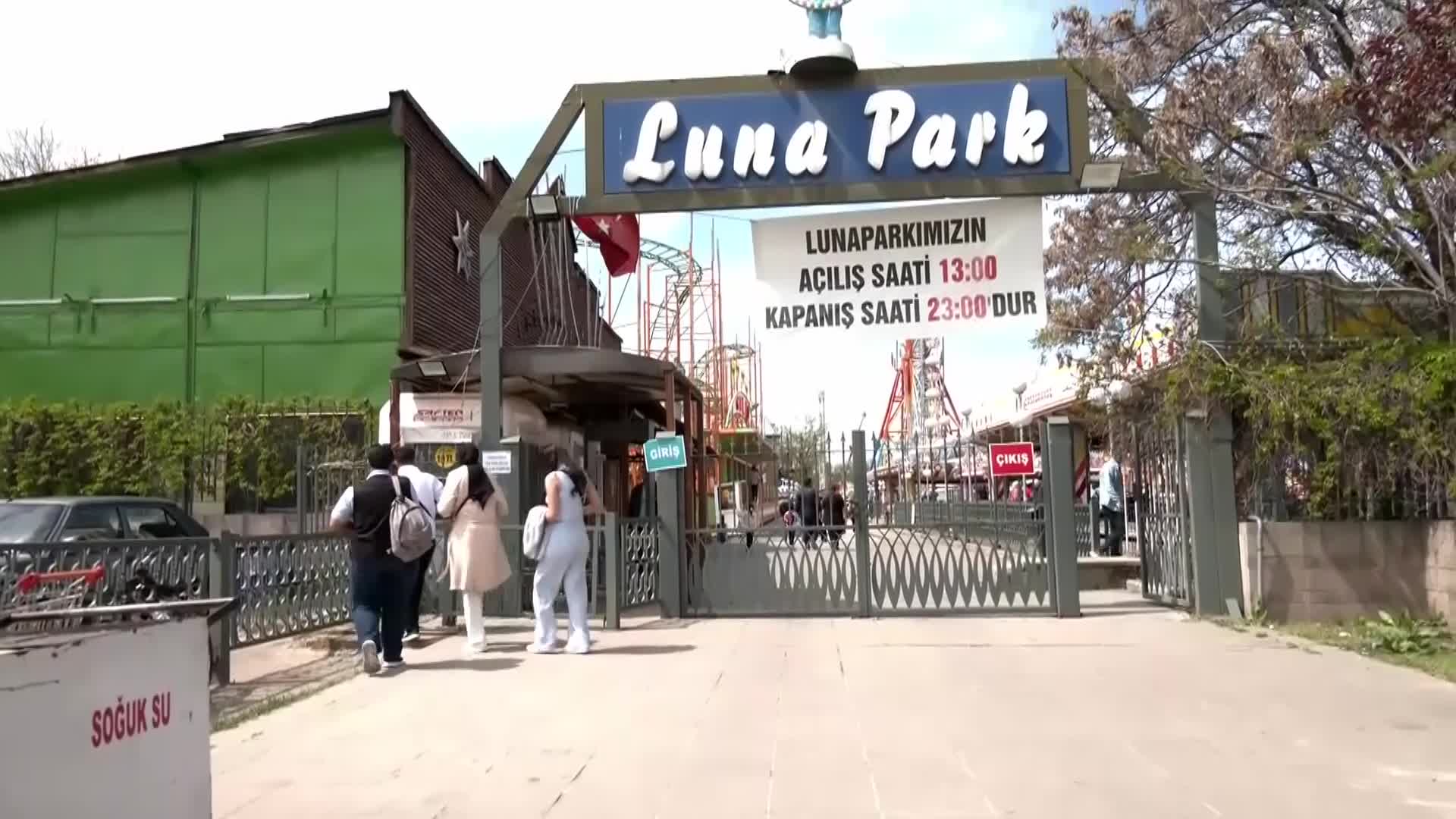 BAŞKENT'TE BAYRAM HARÇLIKLARI LUNAPARKA YETMEDİ... "EMEKLİYİM TORUNLARI EĞLENDİRMEYE BÜTÇEM YETMİYOR"
