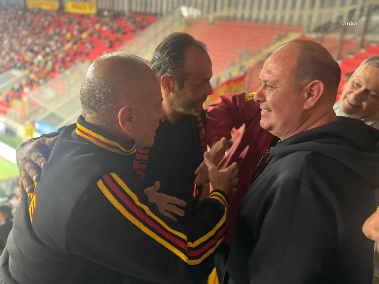 BAŞKAN ÇİÇEK MAZBATAYI ALDI TRİBÜNE KOŞTU