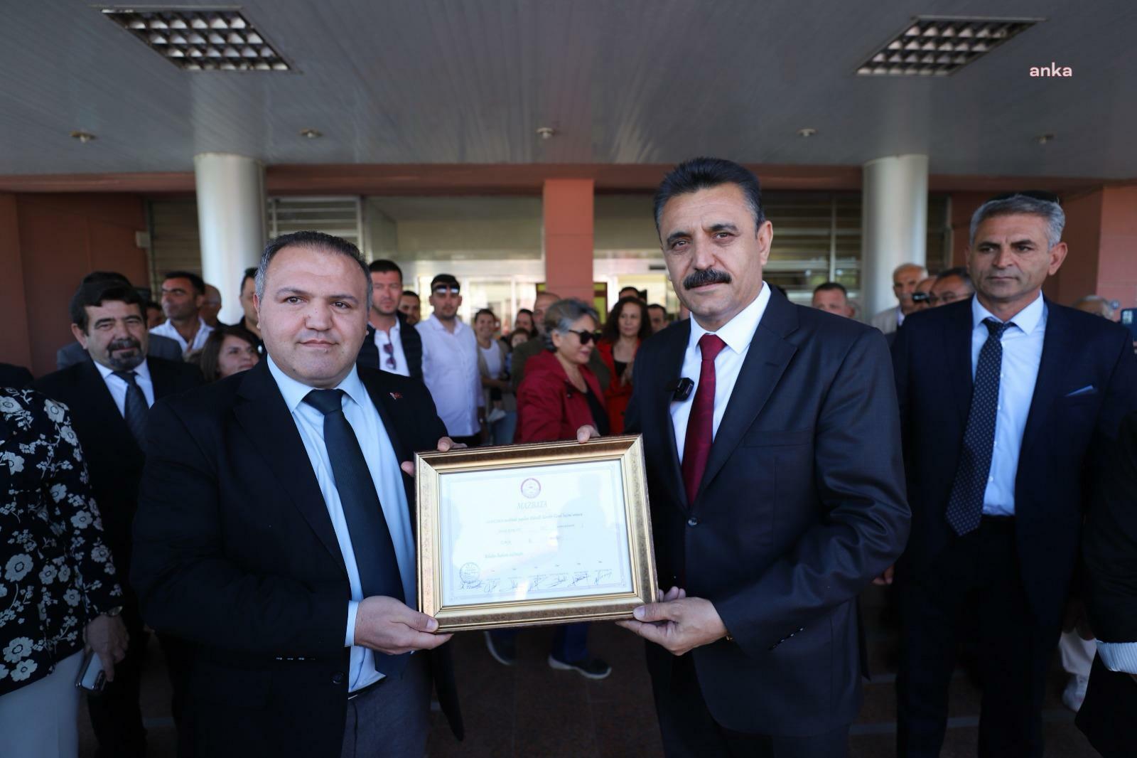 DİKİLİ BELEDİYE BAŞKANI ADİL KIRGÖZ, MAZBATASINI ALDI: "GÜZEL DİKİLİ’MİZE HİZMETLER SUNMAYA DEVAM EDECEĞİZ"