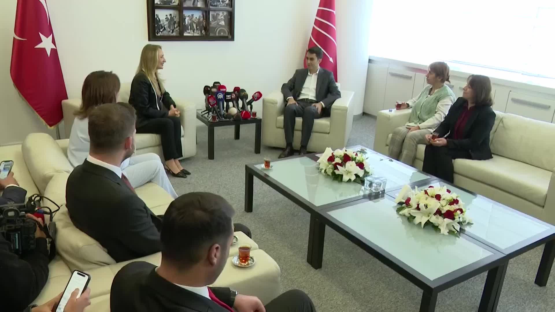 CHP VE DEM PARTİ BAYRAMLAŞMASINDA VAN VE HATAY'DA YAŞANANLAR KONUŞULDU...AYLİN NAZLIAKA: "HATAY İÇİN HEYET KURACAĞIZ VE BELEDİYEYİ ENSESİNDE NEFES ALIRCASINA TAKİP EDECEĞİZ"