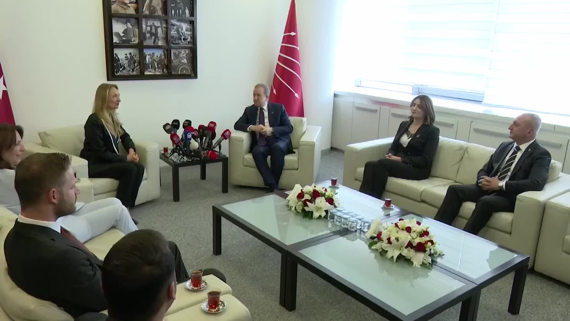 CHP'YE BAYRAM ZİYARETİNDE BULUNAN MHP GENEL BAŞKAN YARDIMCISI DURMAZ: "CHP SEÇİMDE ÇOK BELEDİYE ALDI. AÇLIK VE YOKSULLUĞA UMUT EDELİM BELEDİYELER ARACILIĞIYLA DESTEK SAĞLANMIŞ OLSUN"