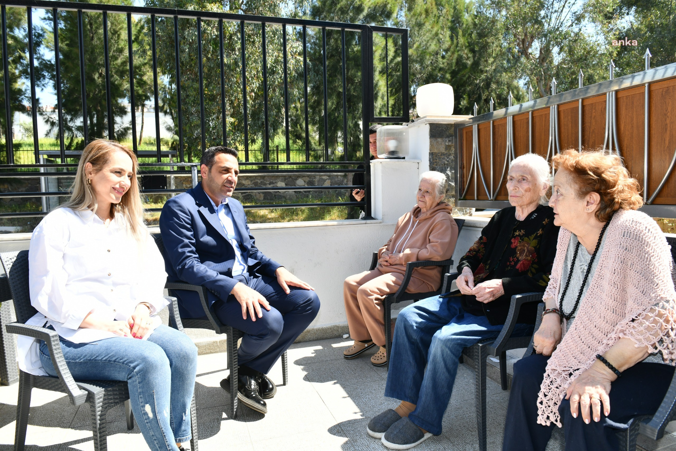 ÇİĞLİ BELEDİYE BAŞKANI ONUR EMRAH YILDIZ'DAN HUZUREVİ ZİYARETİ: “BİR DOKUNDUK, BİN DUA ALDIK”